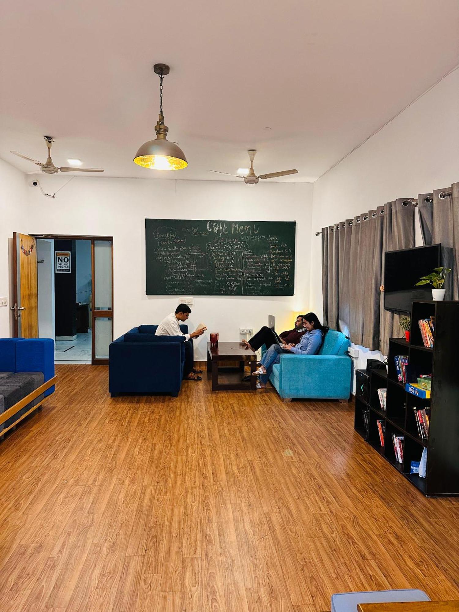 A Sleepy Fox Hostel New Delhi Exterior photo